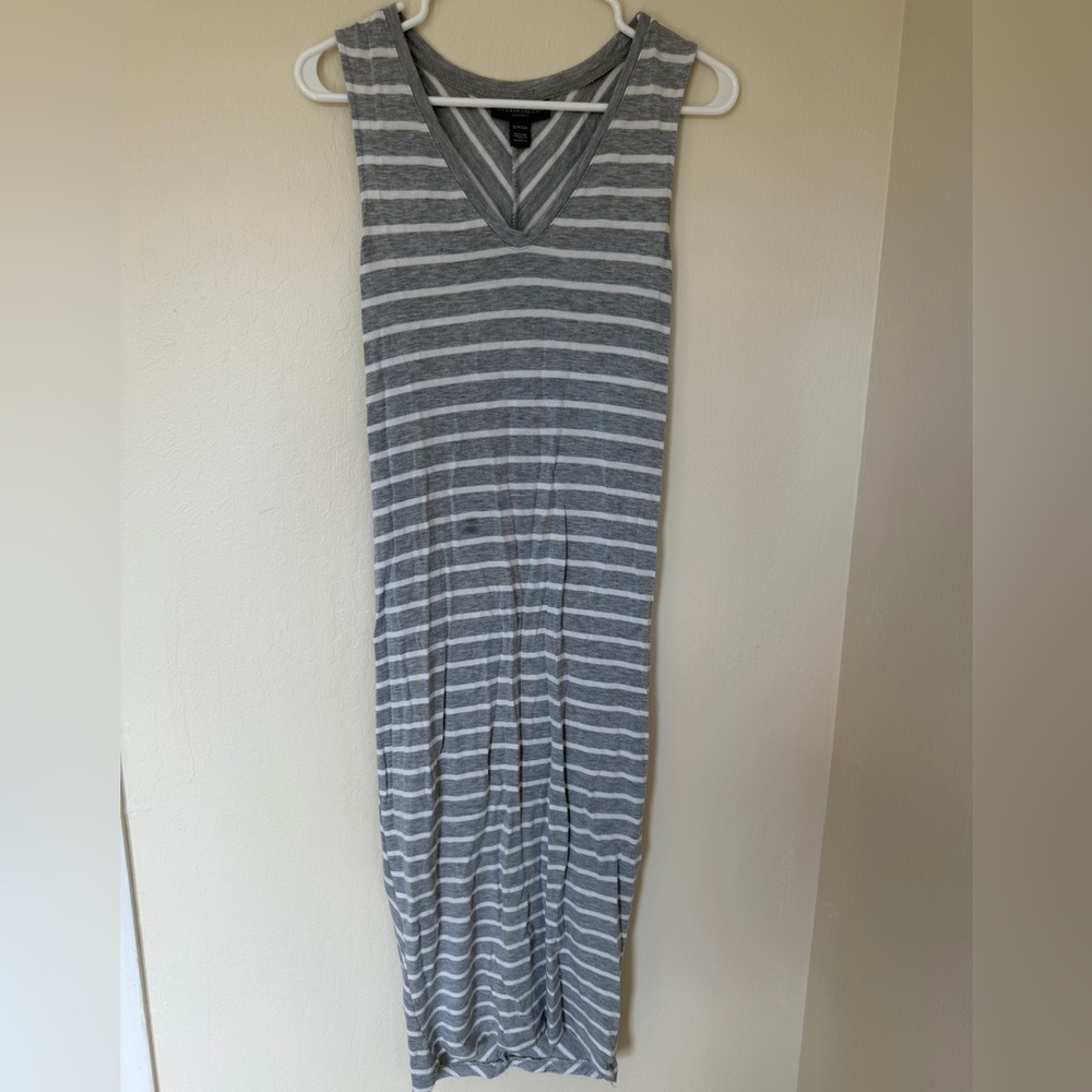 A Pea in the Pod Gray and White Striped V-Neck Maternity Top